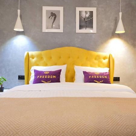 Freedom Apartments In City Center Киев Екстериор снимка
