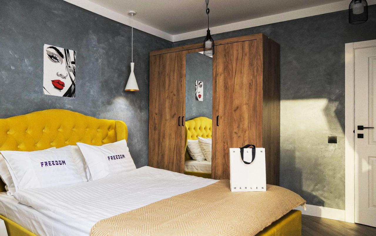 Freedom Apartments In City Center Киев Екстериор снимка