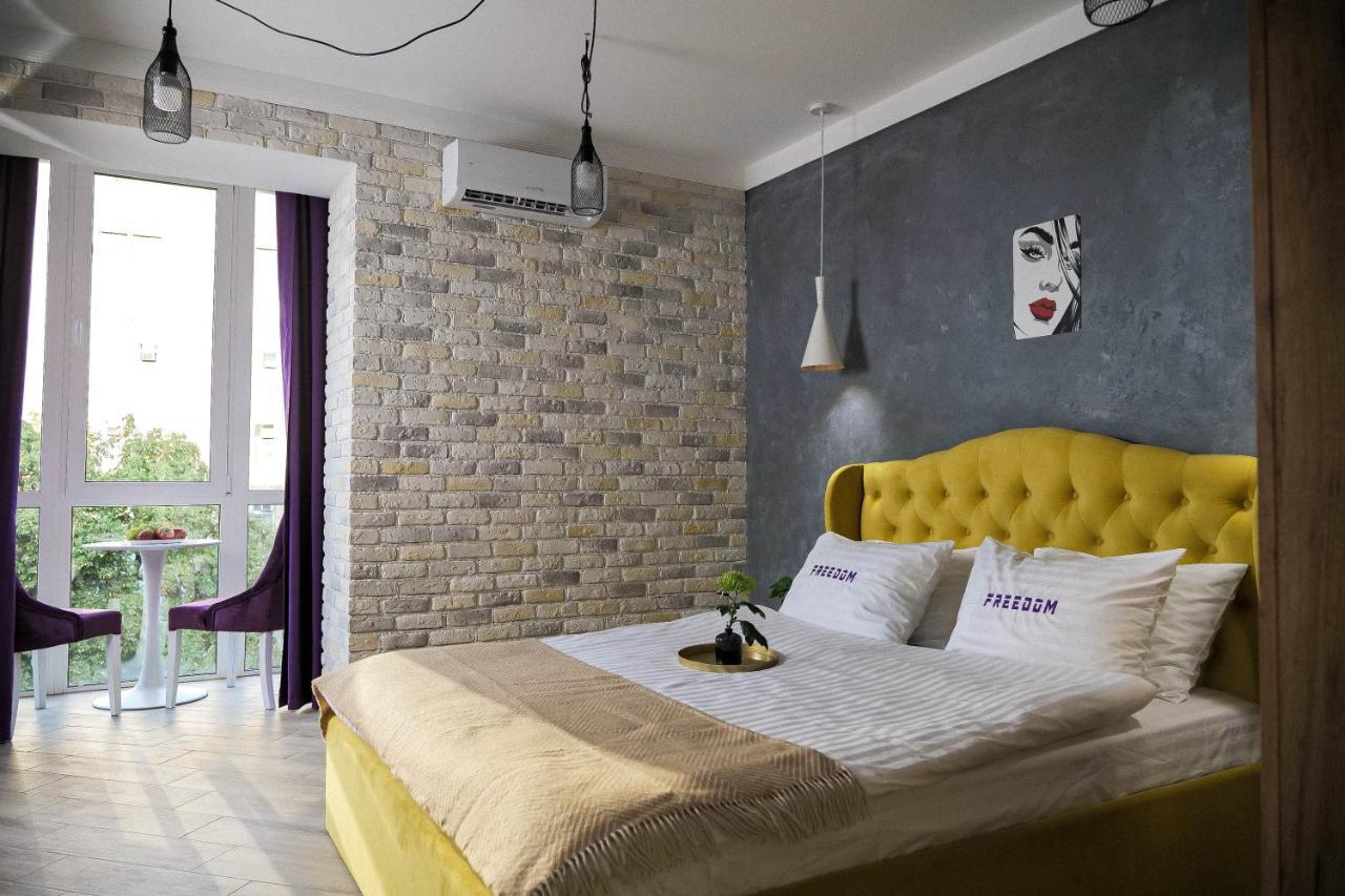 Freedom Apartments In City Center Киев Екстериор снимка