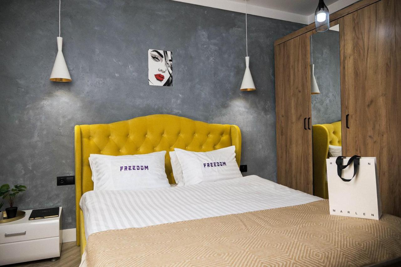 Freedom Apartments In City Center Киев Екстериор снимка