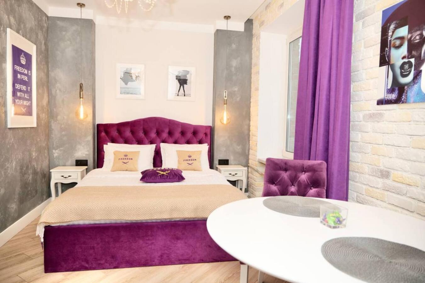 Freedom Apartments In City Center Киев Екстериор снимка