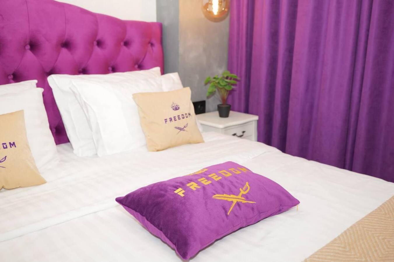 Freedom Apartments In City Center Киев Екстериор снимка